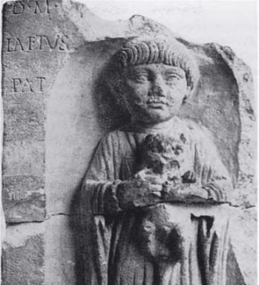 Nagrobek. Dziecko, trzymające kota