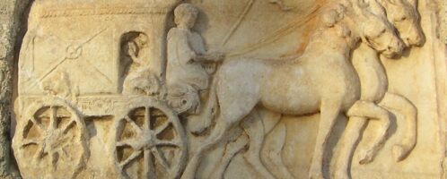 Relief rzymski ukazujący wóz ciągnięty przez cztery konie.