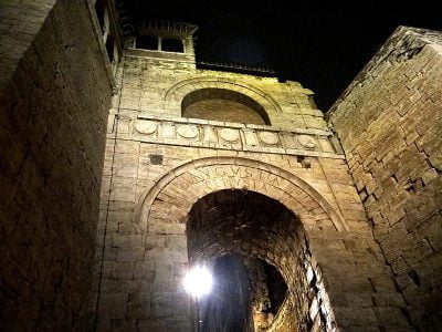 Potężne mury Peruzji - nad bramą napis AUGUSTA PERUSIA upamiętniający zwycięstwo Oktawiana