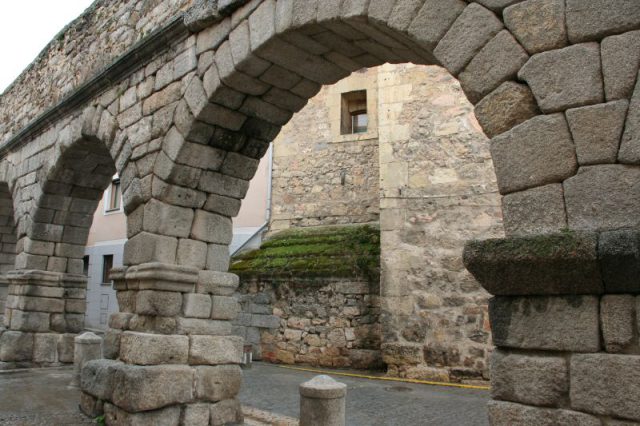 Odrestaurowany fragment akweduktu w Segowii