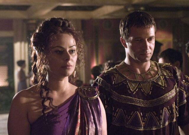 Polly Walker jako Atia Starsza i James Purefoy jako Antoniusz w serialu Rzym