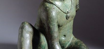 Etruska statua ukazująca chłopca z bullą na szyi. Obiekt datowany na około 150 rok p.n.e.
