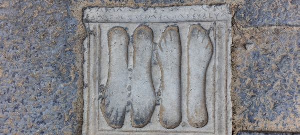 Wyrzeźbione odciski stóp w mieście Italica