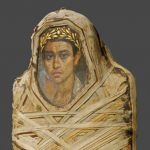 Portret fajumski zamocowany na twarzy mumii