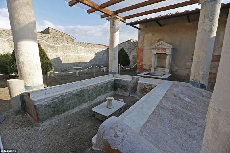 Wewnątrz odnowionych budynków w Pompejach