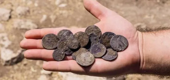 Antyczne monety w ścianie w Izraelu
