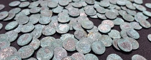 Treasure hunter, while going to eat a sandwich, accidentally discovered hole with treasure