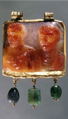 Część rzymskiego kolczyka z podobiznami cesarzy