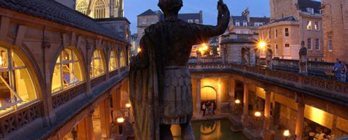 Prace konserwacyjne posągów w Bath