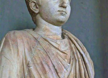 Posąg ukazujący młodego rzymskiego chłopca