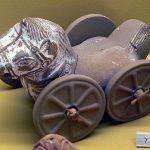 Terakotowa rzymska zabawka - koń na kołach