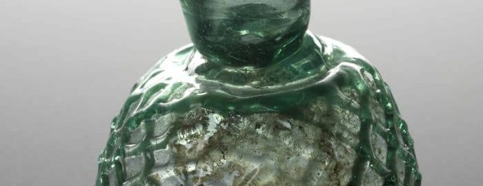 Rzymska szklana butelka do przechowywanie drogich olejów