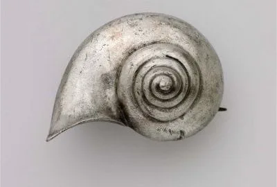 Rzymska fibula w kształcie muszli ślimaka
