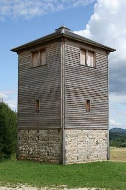 Zrekonstruowana drewniana wieża w pobliżu Rainau, Niemcy