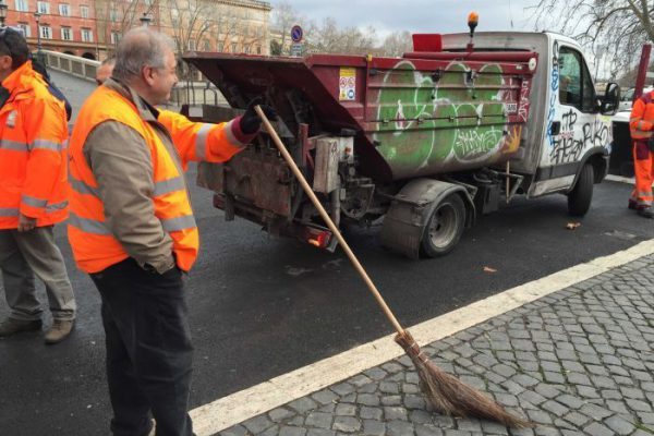 The garbage collectors cannot keep up with the cleaning of the city, but also their own garbage trucks