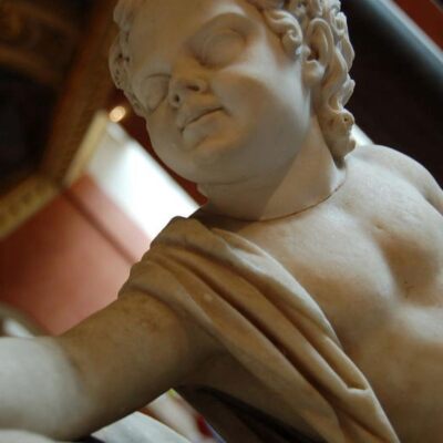 Detal posągu ukazujący Brytanika na rękach swojej matki - Messaliny