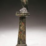 Rzymska statuetka ukazująca orła na kolumnie