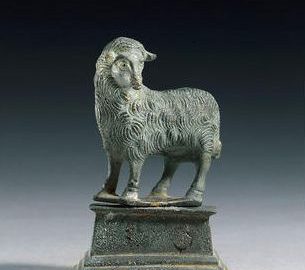 Rzymska statua ukazująca owcę