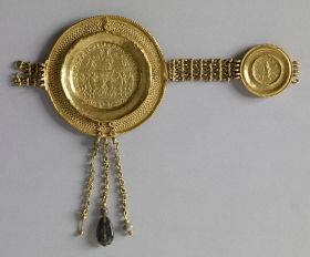 Fragment pasa zawierającego dwa złote medaliony