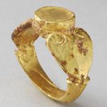 Całkowicie wykonany ze złota pierścień rzymski