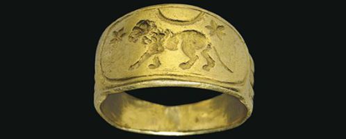 Roman golden ring with image of lion