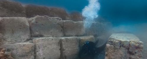 Archeolog nurkujący wśród pozostałości portu w Koryncie