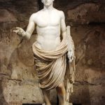 Rzymska marmurowa statua ukazująca młodzieńca - zwana Britannicus