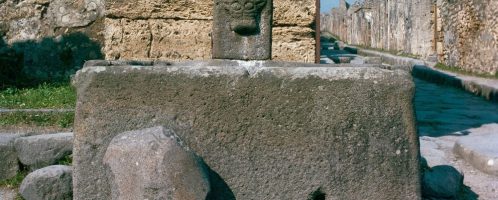 Roman fountain in Via della Fortuna