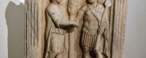 Nagrobek rzymski zlokalizowany w Muzeach Kapitolińskich w Rzymie. Relief ukazuje dwóch mężczyzn w klasycznym uścisku dłoni