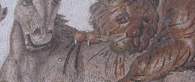 Mozaika prezentująca tygrysa atakującego konia