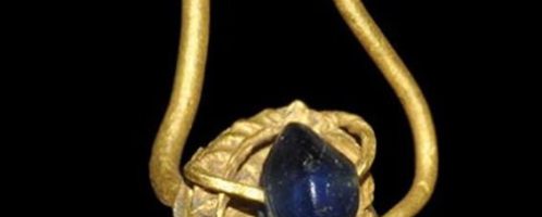 Rzymski złoty i niebiesko szklany kolczyk