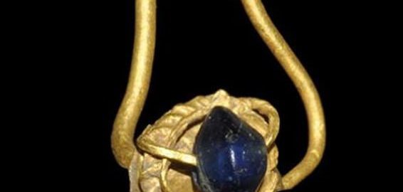 Roman gold and blue glass earring