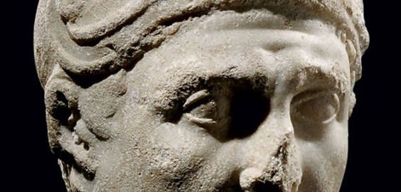 Głowa Marka Antoniusza z hełmem attyckim