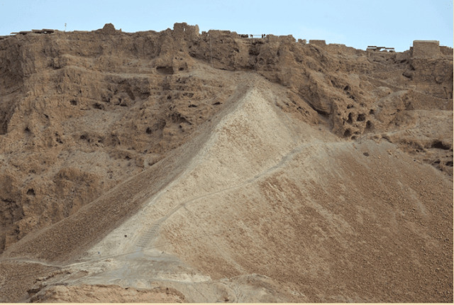 Rampa wybudowana przez Rzymian w czasie oblężenia