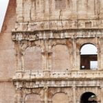 Widoczne uszkodzenie Koloseum, spowodowane trzęsieniem ziemi