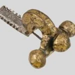 Rzymska fibula w kształcie kuszy