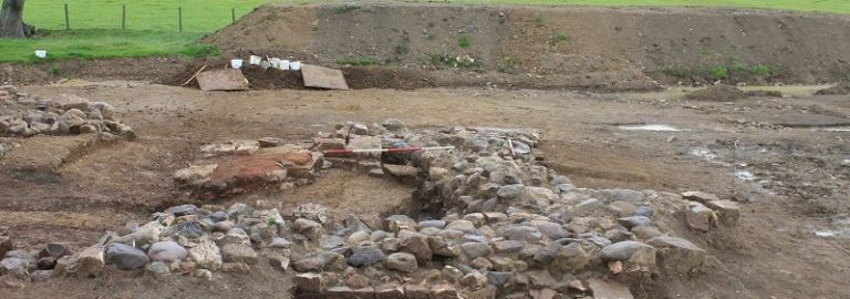 A skeleton and a "factory" for heating plates from Roman times  were discovered in northern England