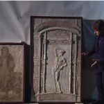 Film ukazujący artefakty z magazynu w Muzeum Archeologicznym w Neapolu