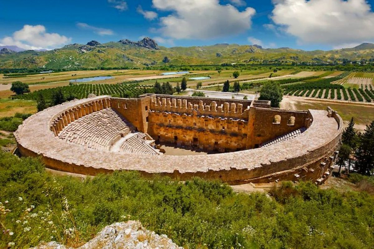 Niesamowity teatr rzymski w Aspendos