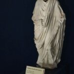 Rzymska rzeźba postaci w todze