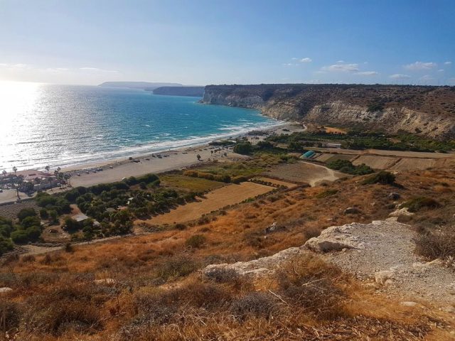 Kurion Beach od strony kompleksu archeologicznego, w tle klify przy starożytnym stadionie
