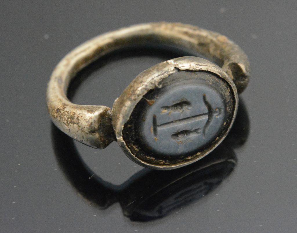 Srebrny pierścień rzymski z symbolami chrześcijaństwa