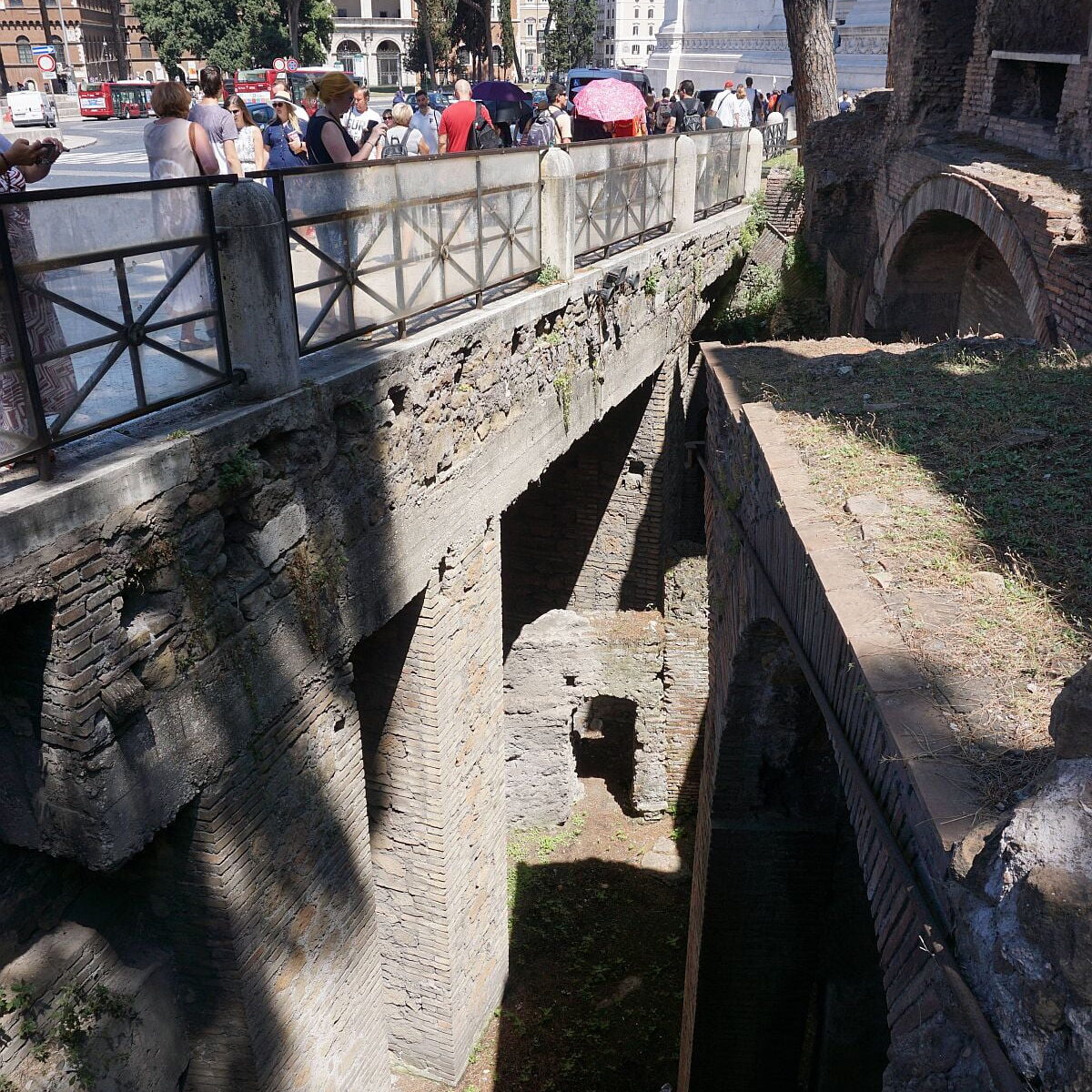 Insula Ara Coeli and the modern road level