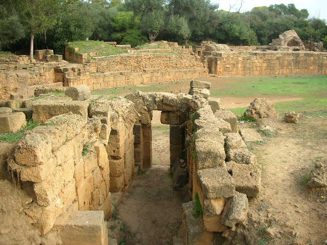 Ruiny amfiteatru w mieście Tipasa, w Mauretania Caesariensis