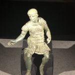 Mała statuetka ukazująca Nerona w zbroi