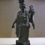 Rzymska figurka ukazująca potrójne bóstwo