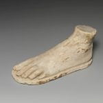 Rzeźba lewej stopy z IV I wieku p.n.e. Obiekt pochodzi z Egiptu