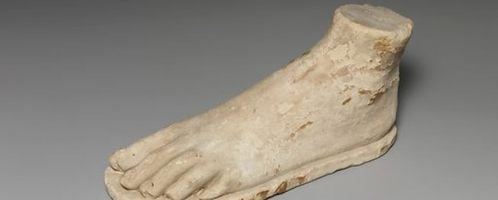 Rzeźba lewej stopy z IV I wieku p.n.e. Obiekt pochodzi z Egiptu