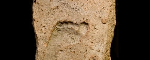 Dachówka rzymska, z odciskiem stopy małego dziecka