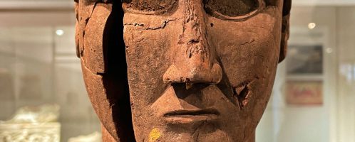 Zachowana etruska rzeźba głowy z drewna